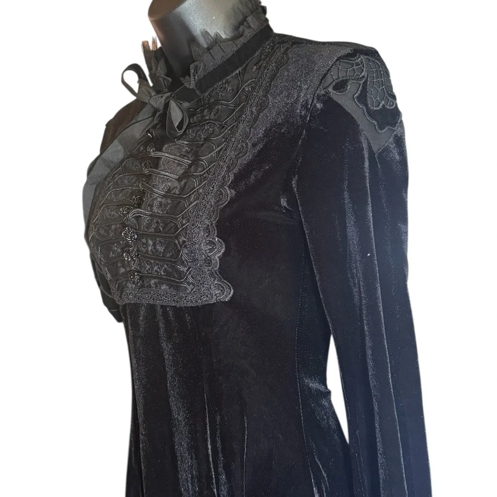 Gothic velvet dress with bell sleeves - Picture 3 of 6
